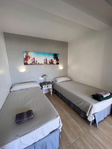una camera con due letti di estudio playa levante a Benidorm