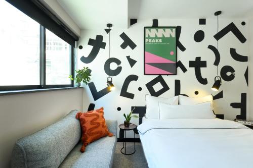 Postel nebo postele na pokoji v ubytování Pixel - by Loginn Tel-Avivian hotels