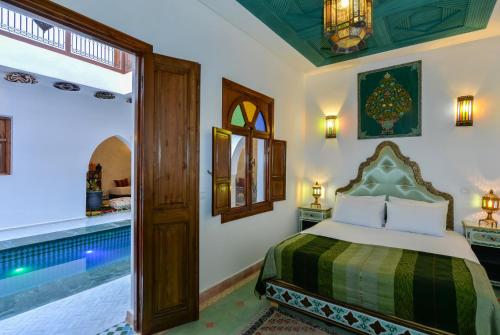Tempat tidur dalam kamar di Casa De Marrakech Riad Guest House