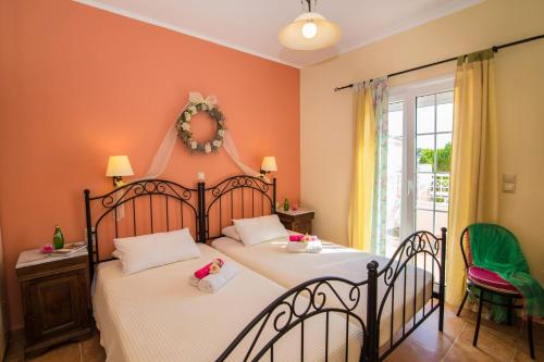 Postel nebo postele na pokoji v ubytování Villa Rosemary Sostis by Villa Plus
