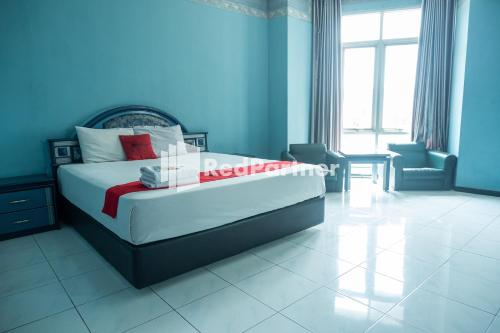 Tempat tidur dalam kamar di Akur Hotel Malioboro Mitra RedDoorz