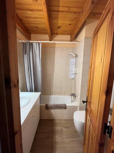 Ένα μπάνιο στο Duplex 80 m2 con vistas a la montaña