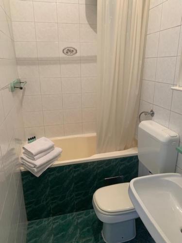 uma casa de banho com um WC, um lavatório e um chuveiro em Apartman Villa Klein em Opatija