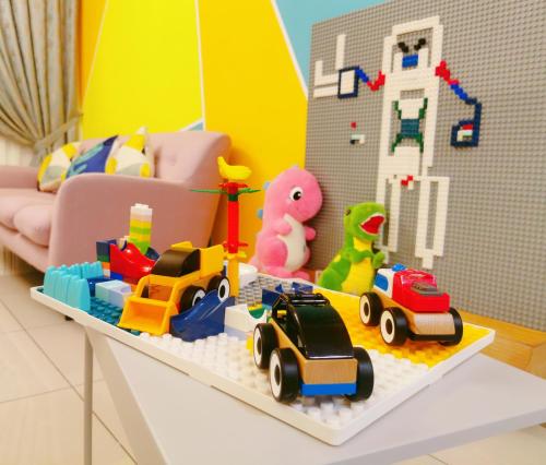 依斯干達公主城的住宿－Legoland-Happy Wonder Suite,Elysia-8pax,100MBS，儿童间,桌上有玩具