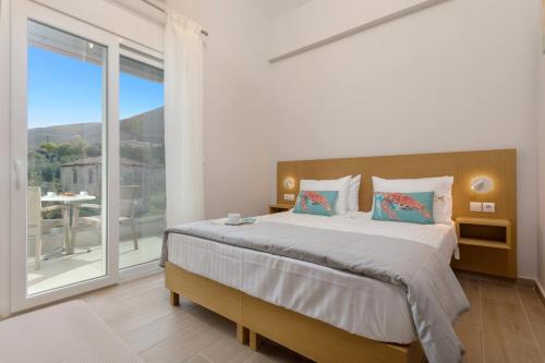 um quarto com uma cama grande e uma janela grande em Villa Vilenia Harmony by Villa Plus em Katastárion