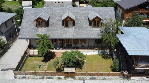 una vista aérea de una casa con techo en Guest House Svan-Ski, en Mestia