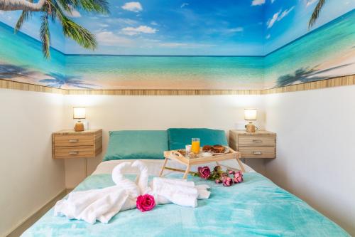 sypialnia z łóżkiem i obrazem plaży w obiekcie Increible Terraza con vistas al mar en San Agustín (3 hab) w mieście San Agustin