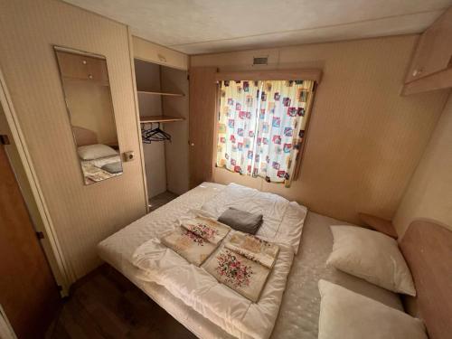 מיטה או מיטות בחדר ב-Mobilhome Černá v Pošumaví