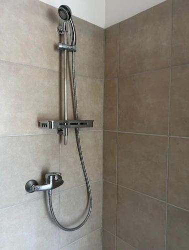 une douche avec pommeau de douche dans une salle de bain dans l'établissement Appartement duplex plein sud sur le port de Bonifacio, à Bonifacio