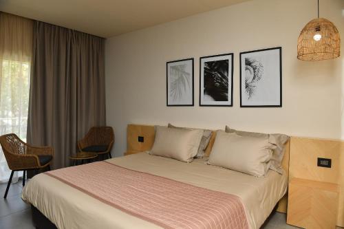 Llit o llits en una habitació de OCEAN BLUE HOTEL & RESORT -Jbeil