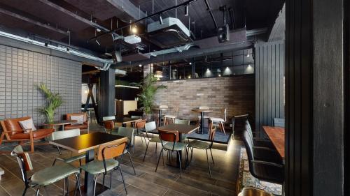 a restaurant with tables and chairs in a room at Block in Xlendi