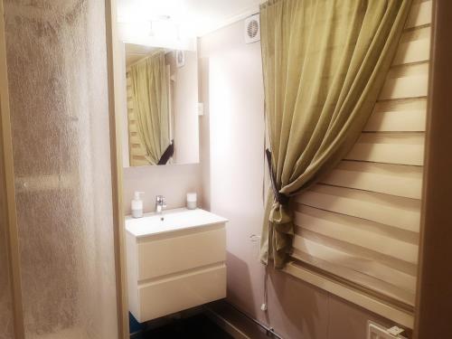 La salle de bains est pourvue d'un lavabo et d'un miroir. dans l'établissement Lilla Huset, à Stöllet