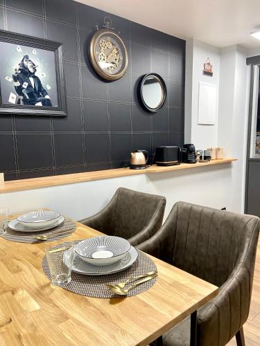 une salle à manger avec une table et des chaises en bois dans l'établissement ✧ La Suite ✧ studio de charme route des vins, à Kintzheim