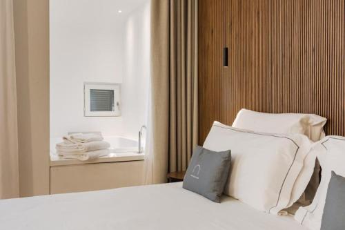 a bedroom with a bed and a bathroom with a sink at Hotel Casa Scaligeri in Sirmione