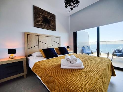 sypialnia z łóżkiem i ręcznikami w obiekcie SUNSET CLIFFS sunny apARTs w mieście Benidorm