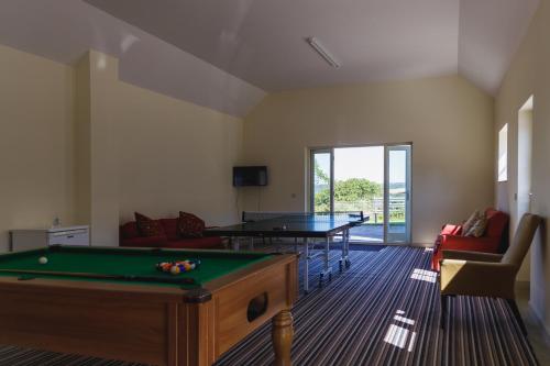 Minwear的住宿－Broomhill Barns，一间带台球桌和乒乓球桌的房间