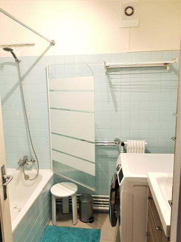 une salle de bain avec une baignoire, un lavabo et des toilettes dans l'établissement SUNNY DAYS - App 60 m2 avec balcon, 4 pers, 3e étage, au calme et ensoleillé, à Le Touquet-Paris-Plage