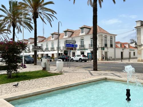 Der Swimmingpool an oder in der Nähe von Marina Apts. Vila Real