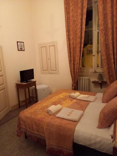 ガラティーナにあるPalazzo Baffaのベッドルーム1室(ベッド1台、タオル2枚付)