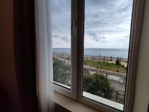 a window with a view of the ocean at Guesthouse White Swan in K'obulet'i