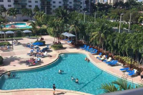 una vista aérea de una piscina en un complejo en Ocean Reserve 222 STR-2158, en Miami Beach