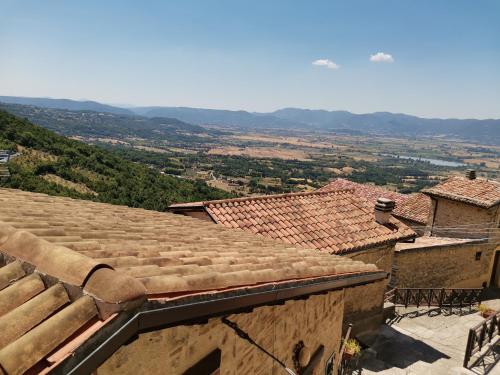 a view of the countryside from the roofs of buildings at Il Torrione in Poggio Bustone