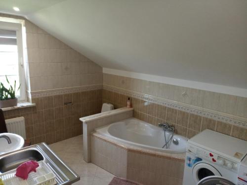 ein Badezimmer mit einer Badewanne und einem Waschbecken in der Unterkunft Noclegi Lawenda in Grodzisko