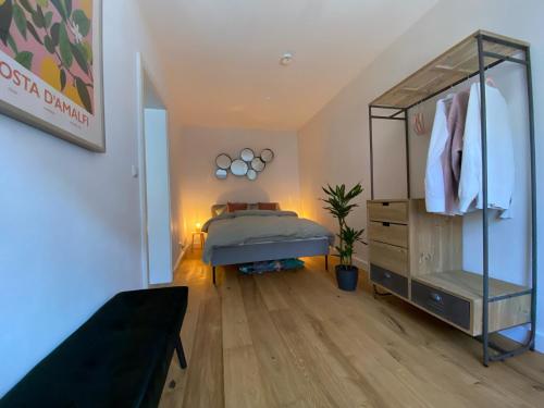 a bedroom with a bed and a dresser at SCHLOSS & ALTSTADT - Modern & Stylish für 6 Küche in Dachau