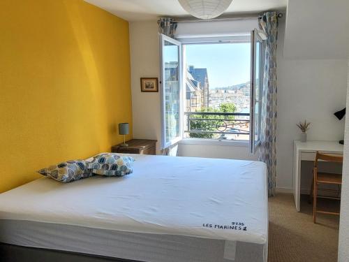 Posteľ alebo postele v izbe v ubytovaní Duplex 2 pièces Port Cabourg - 2 à 4 personnes - Terrasse - Vue Port - Exclusif Book ing