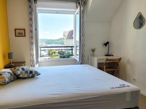 une chambre avec un lit et une grande fenêtre dans l'établissement Duplex 2 pièces Port Cabourg - 2 à 4 personnes - Terrasse - Vue Port - Exclusif Book ing, à Dives-sur-Mer