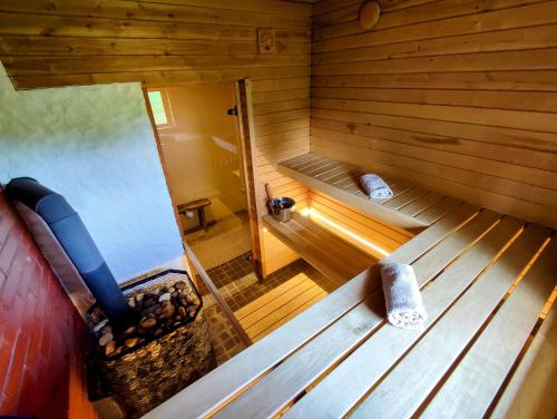 una vista aérea de una sauna con dos bancos en Self Check-in Sauna Cabin next to Hiking Trails, en Kärde