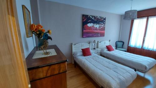 1 dormitorio con 2 camas y escritorio con tocador en El Mirador de Molinos, en Molinos de Duero