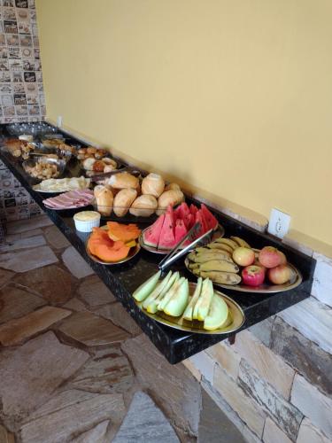 a buffet with many different types of fruits and vegetables at Pousada e Chales Por do Sol in São Thomé das Letras