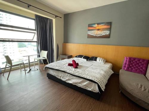 Private Jacuzzi Luxury Suite at KL City 178 في كوالالمبور: غرفة نوم بسرير عليها شريط احمر
