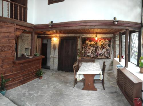 una sala da pranzo con tavolo e un dipinto sul muro di Yedekcioğlu Konak a Karabük