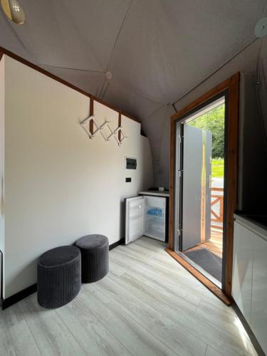 Pokój z 2 stołkami i przesuwnymi szklanymi drzwiami w obiekcie Epic House w mieście Międzylesie