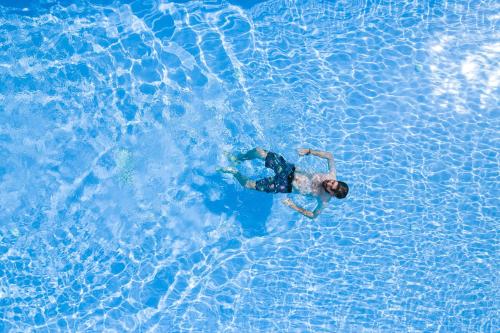 مانديلاريا استوديوز في بيريفولّوس: رجل يسبح في مسبح ماء