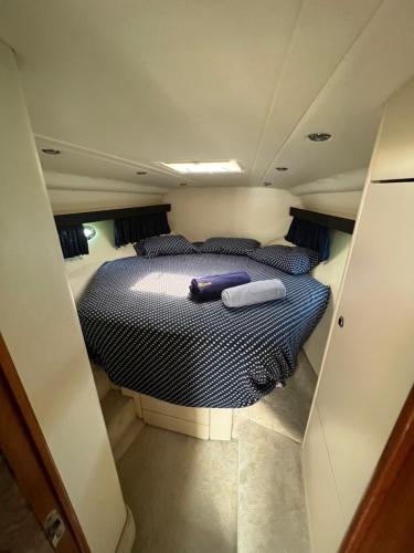 1 cama en el medio de una habitación pequeña en White Eagle Cruises Mykonos, en Mykonos ciudad