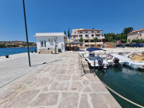 eine Gruppe von Booten, die in einem Yachthafen angedockt sind in der Unterkunft Villa Riva in Omišalj