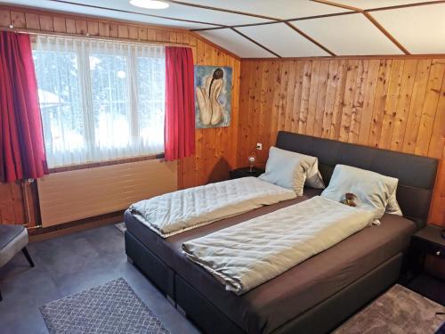 Schlafzimmer mit einem Bett und einem Fenster in der Unterkunft Las aclas in Valbella