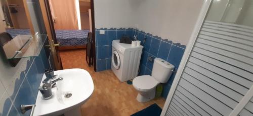 ein Badezimmer mit einem weißen WC und einem Waschbecken in der Unterkunft Las Brisas Holiday in Adeje