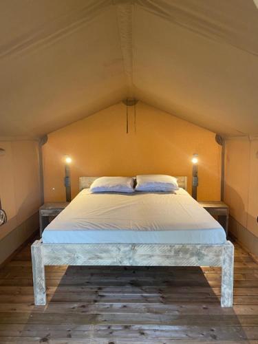 1 dormitorio con 1 cama grande en una tienda de campaña en KT-0094 Magnífica Tienda Tipi - Camping Miramar Playa, en Torredembarra