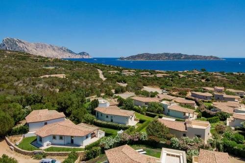 Photo de la galerie de l'établissement Seafront Villa - 5min to BRANDINCHI I Exclusive Garden I Private Beach I BBQ I Wi-Fi, à San Teodoro