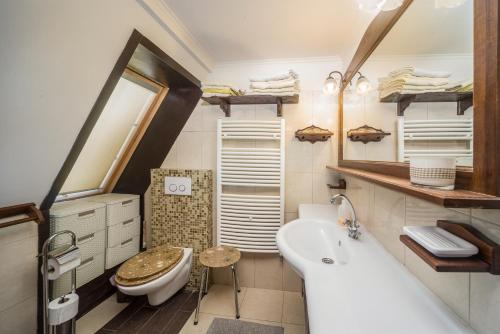 A bathroom at Tamás Apartman Balatonföldvár szívében- egész évben nyitva!