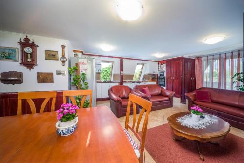 Χώρος καθιστικού στο Tamás Apartman Balatonföldvár szívében- egész évben nyitva!