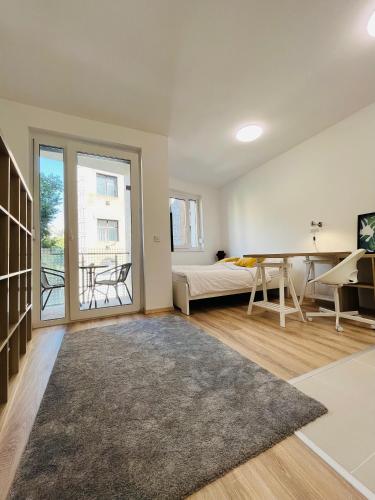 - un salon avec un lit et une table dans l'établissement A 102, apartments in the heart of the jewish quarter, à Budapest