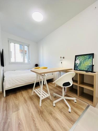 - une chambre avec un bureau et un lit dans l'établissement A 102, apartments in the heart of the jewish quarter, à Budapest