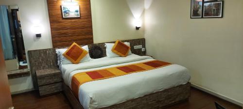 Cama o camas de una habitación en Shaleen Elegance Homestay Nakki Lake 400 meters