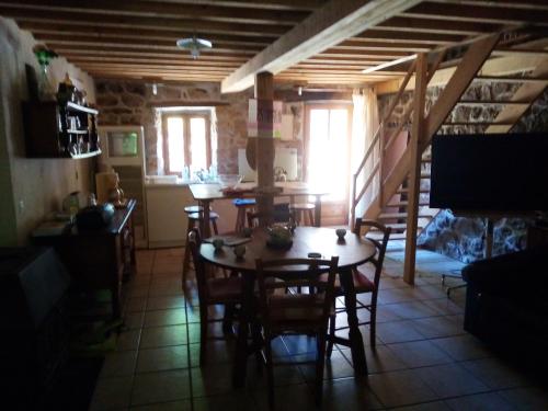 une cuisine et une salle à manger avec une table et des chaises dans l'établissement Maison charmante à Saint-Basile avec jardin et terrasse, à Saint-Basile