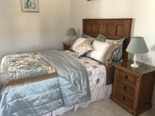Postel nebo postele na pokoji v ubytování 2 Bed-Sleeps 4-Mtn View-Private Pool & Terrace